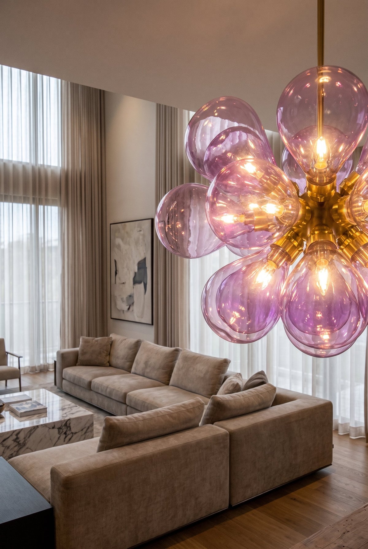 Détail du lustre rose avec ses 18 ampoules G9, mettant en valeur le verre façonné et le fer doré. (138 caractères)