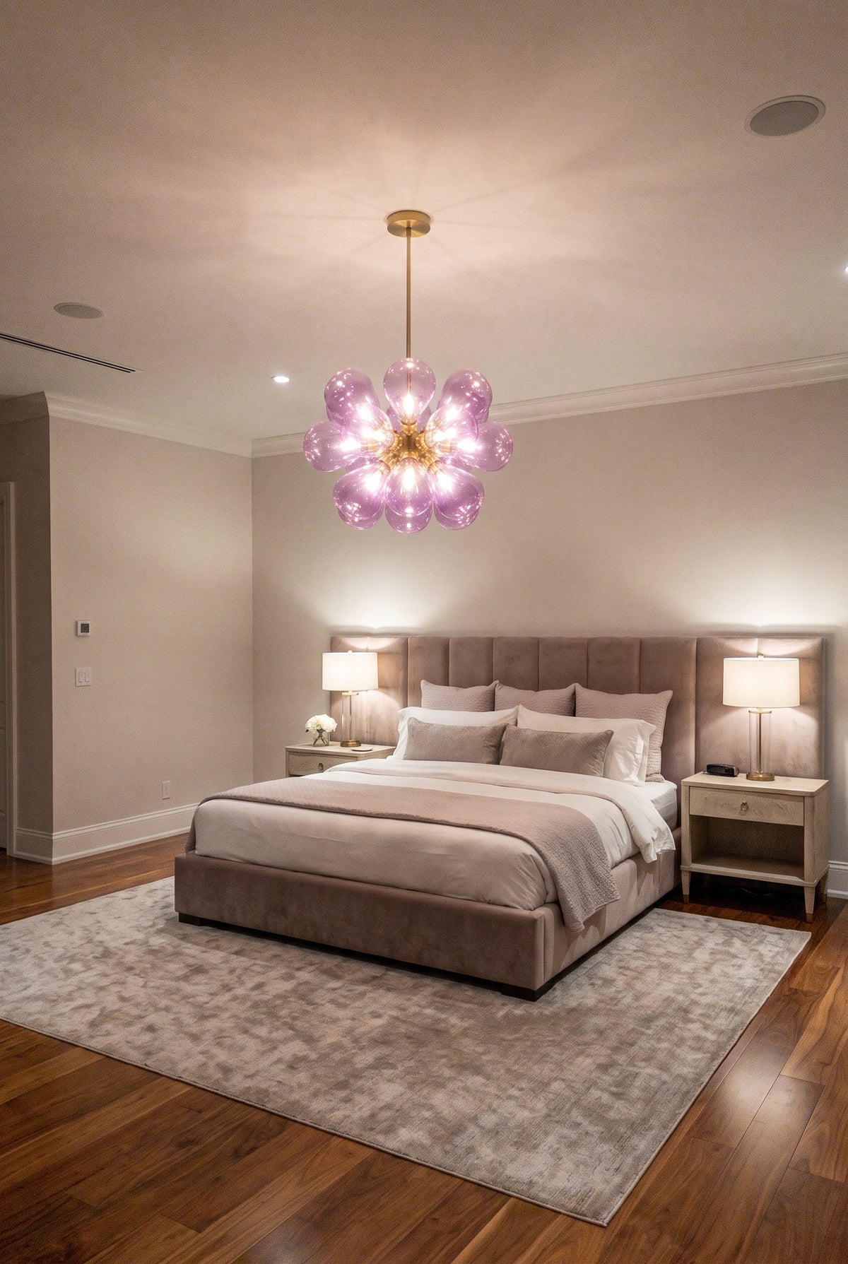 Le lustre rose moderne en situation, soulignant son diamètre de 60 cm et sa hauteur de 55 cm dans un intérieur. (136 caractères)