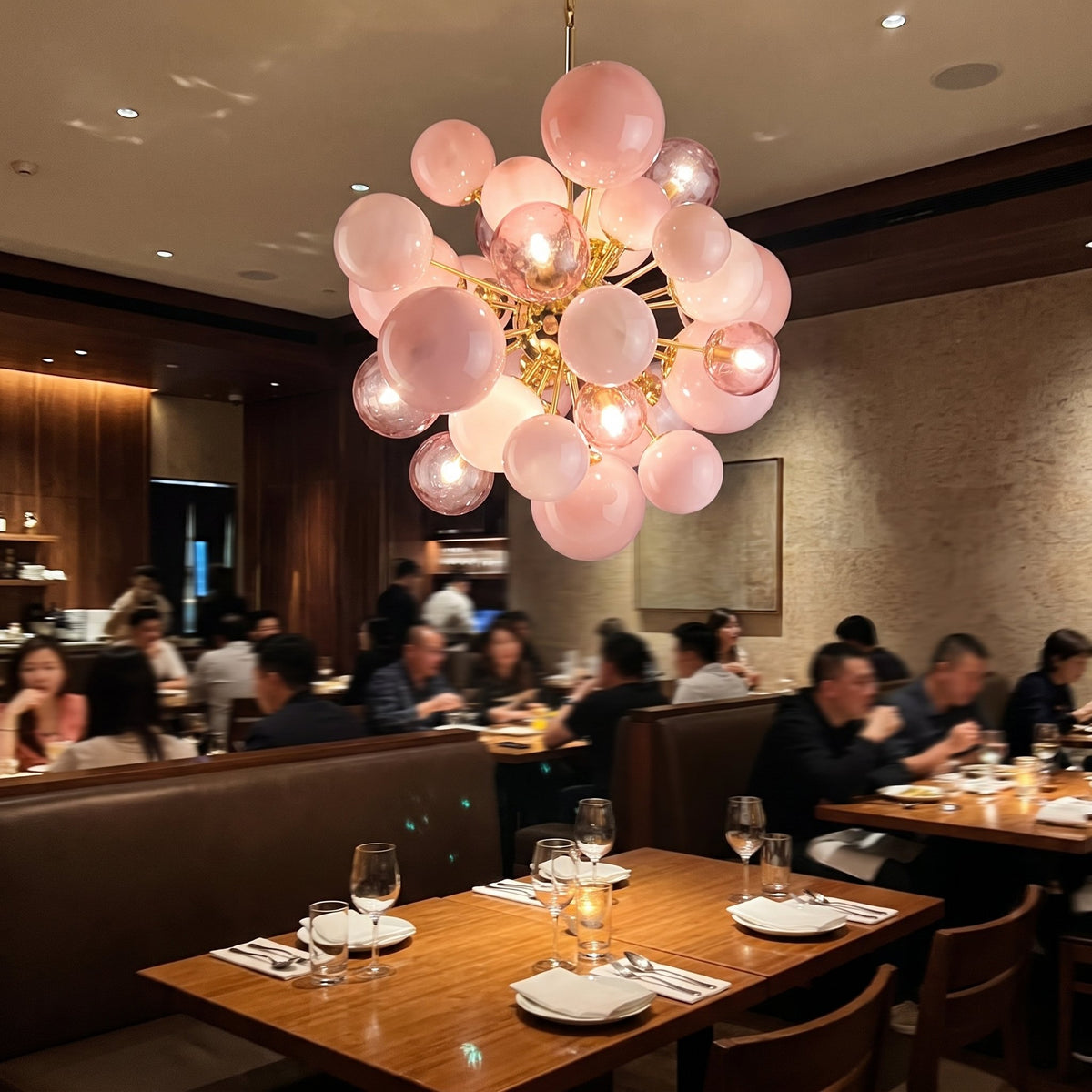 Lustre à intensité variable avec ampoules LED G9 incluses, diffusant une lumière douce et homogène pour le confort visuel.