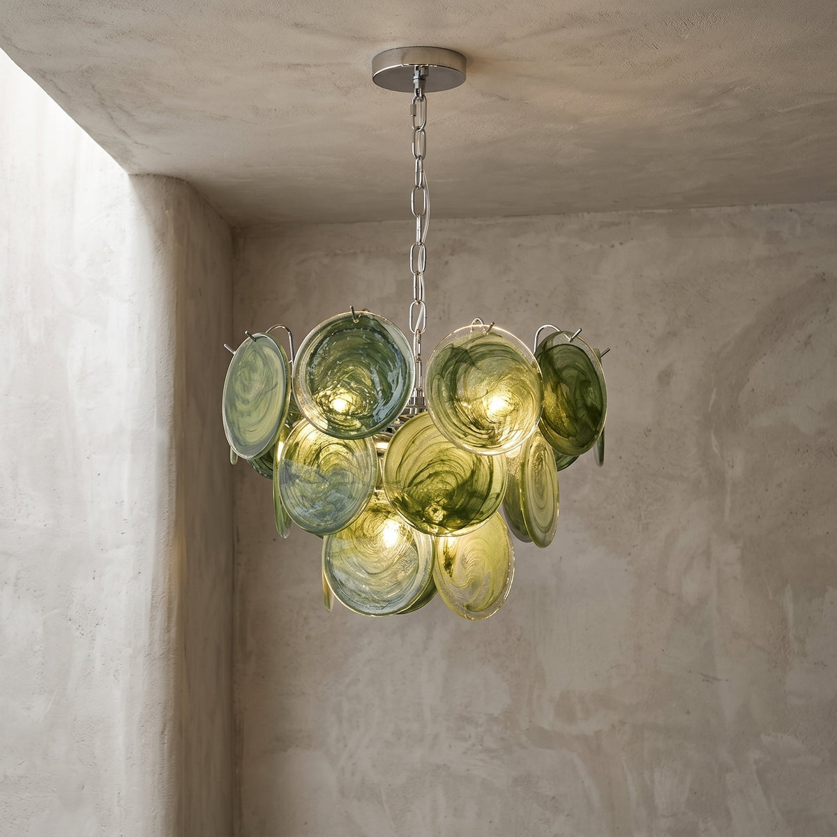 Lustre de plafond moderne en verre vert céladon, un design élégant pour illuminer un salon contemporain.