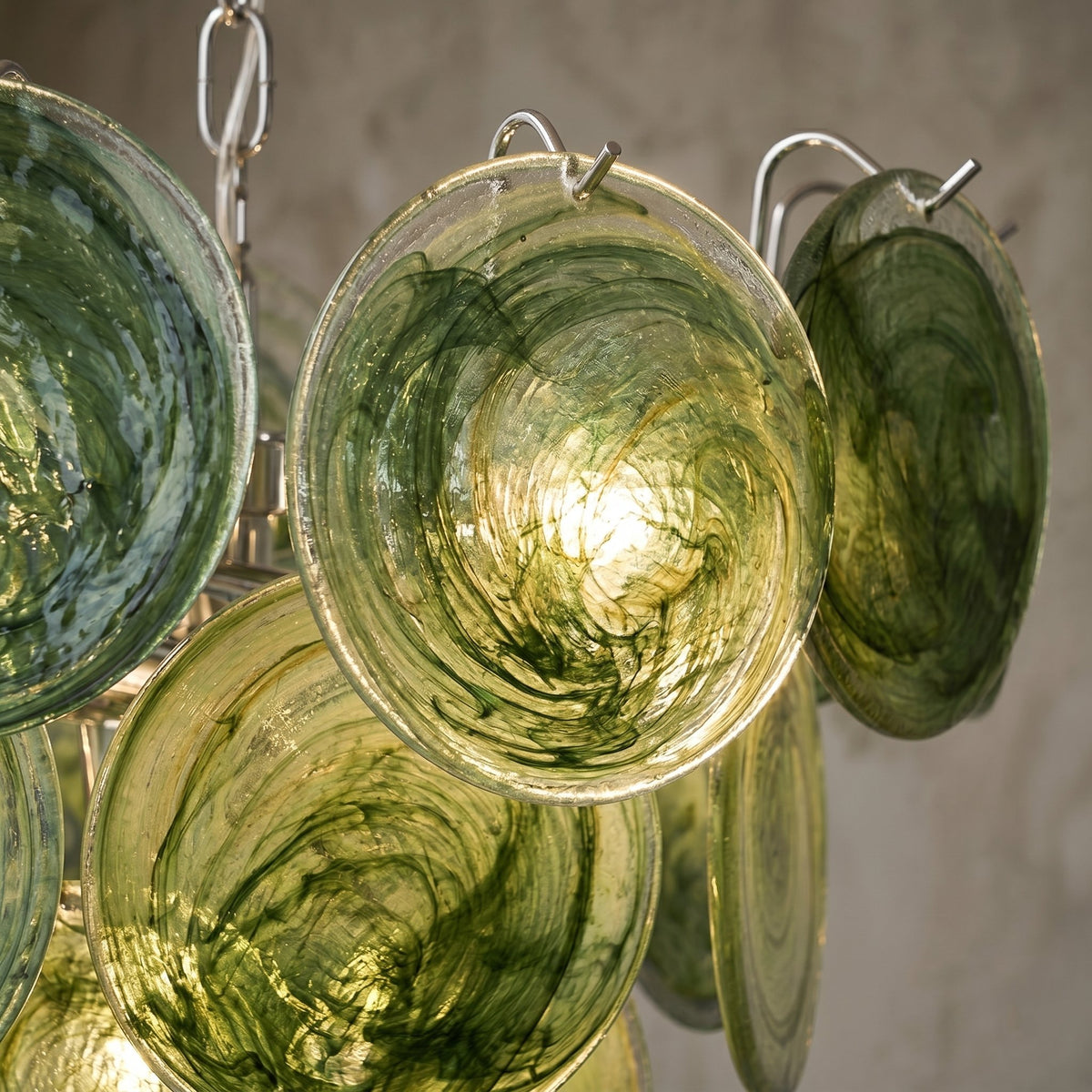 Lustre allumé, diffusant une lumière douce et chaleureuse, créant une atmosphère accueillante dans la pièce.