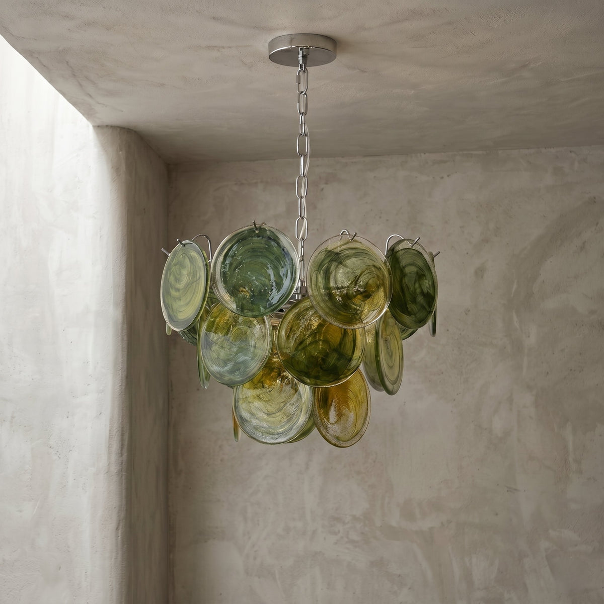 Lustre suspendu, montrant la chaîne ajustable et la platine de plafond discrète, idéal pour diverses hauteurs.