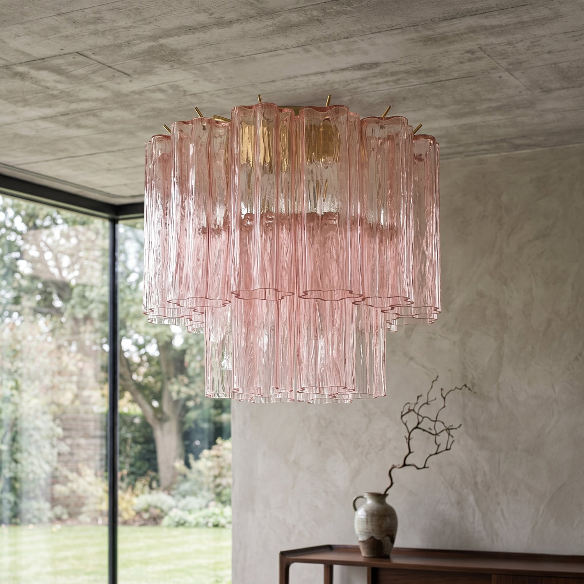 Lustre allumé, diffusant une lumière LED tamisée à travers ses verres roses, parfait pour une atmosphère relaxante et accueillante.