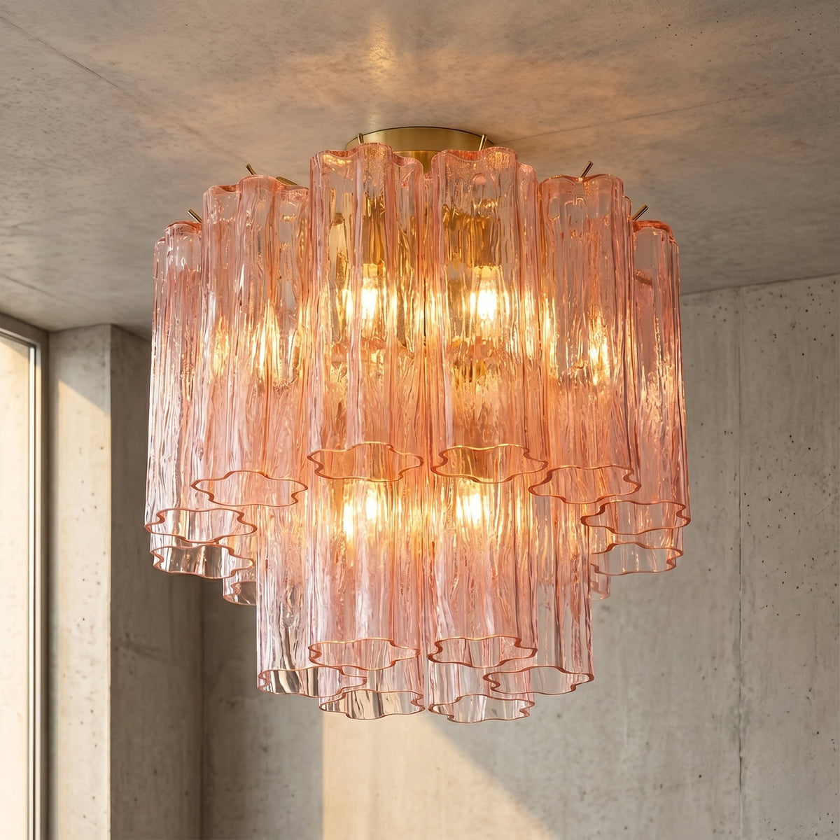 Lustre en verre rose cannelé, design style Murano, illuminant un salon moderne avec élégance et une lumière douce.