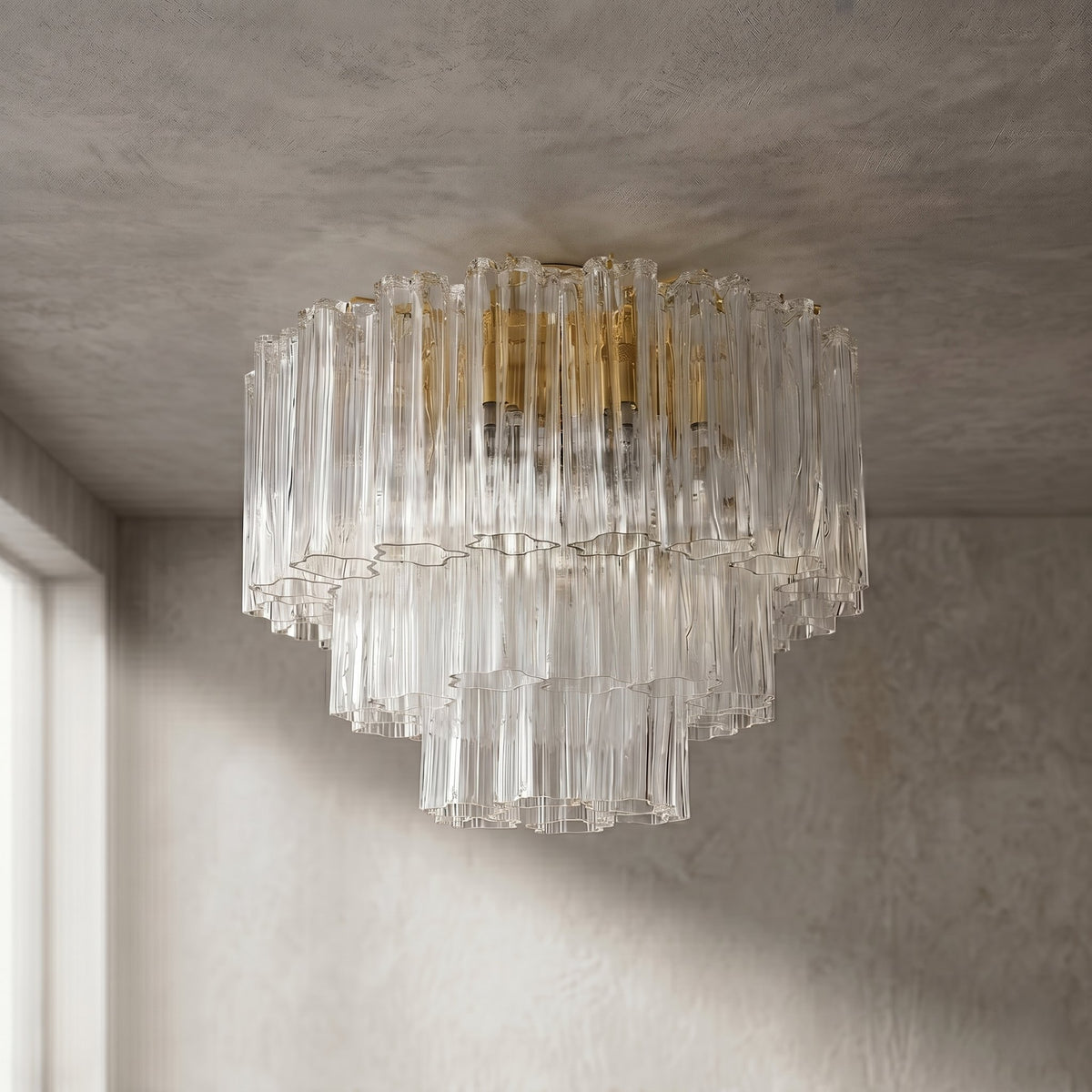 Lustre de style Murano allumé, créant des reflets dorés sur le plafond, ajoutant une touche de luxe discret à l'intérieur.