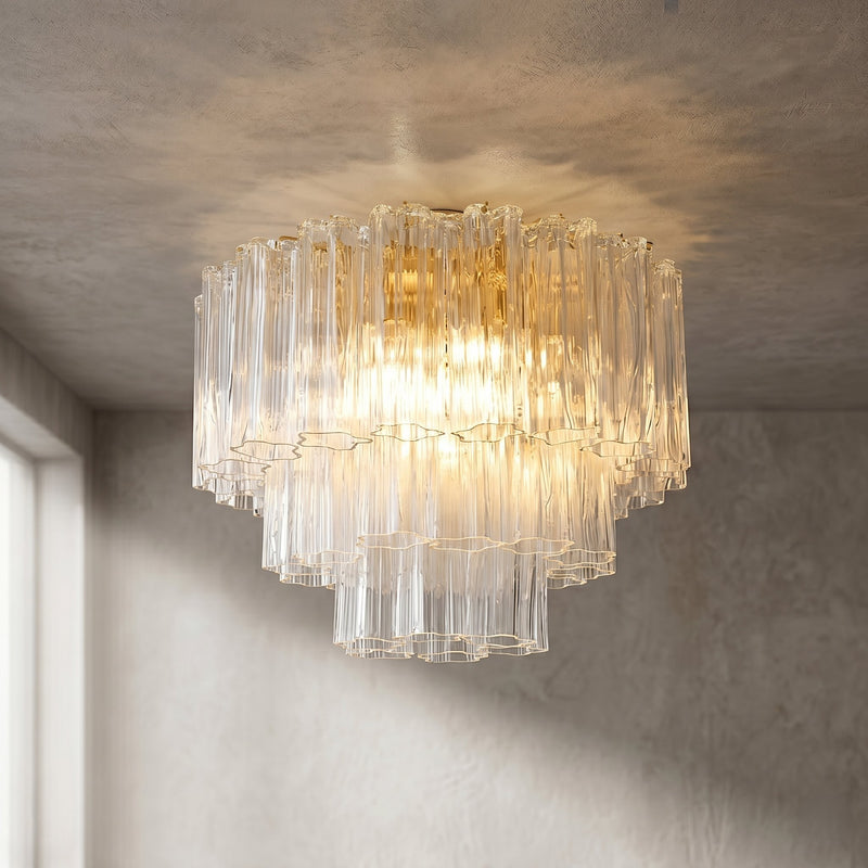Lustre Art Déco en verre transparent, style Murano, illuminant un salon moderne avec une lumière chaleureuse et diffuse.