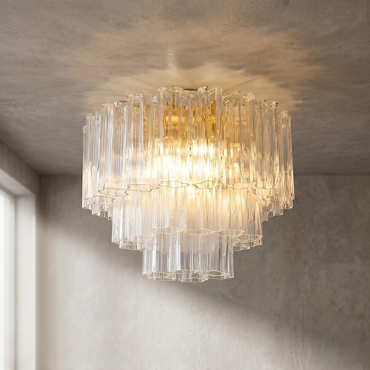 Lustre Art Déco en verre transparent, style Murano, illuminant un salon moderne avec une lumière chaleureuse et diffuse.