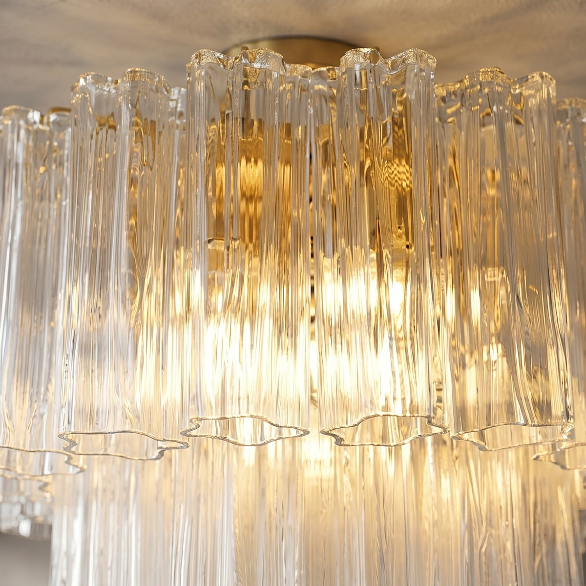 Vue d'ensemble du lustre semi-encastré, diamètre 50 cm, s'intégrant parfaitement au plafond d'une chambre élégante.